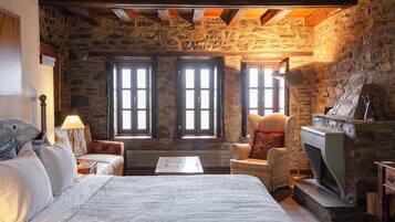 Studio Suite, Fireplace | Premium bedding, pillowtop beds, in-room safe, individually decorated