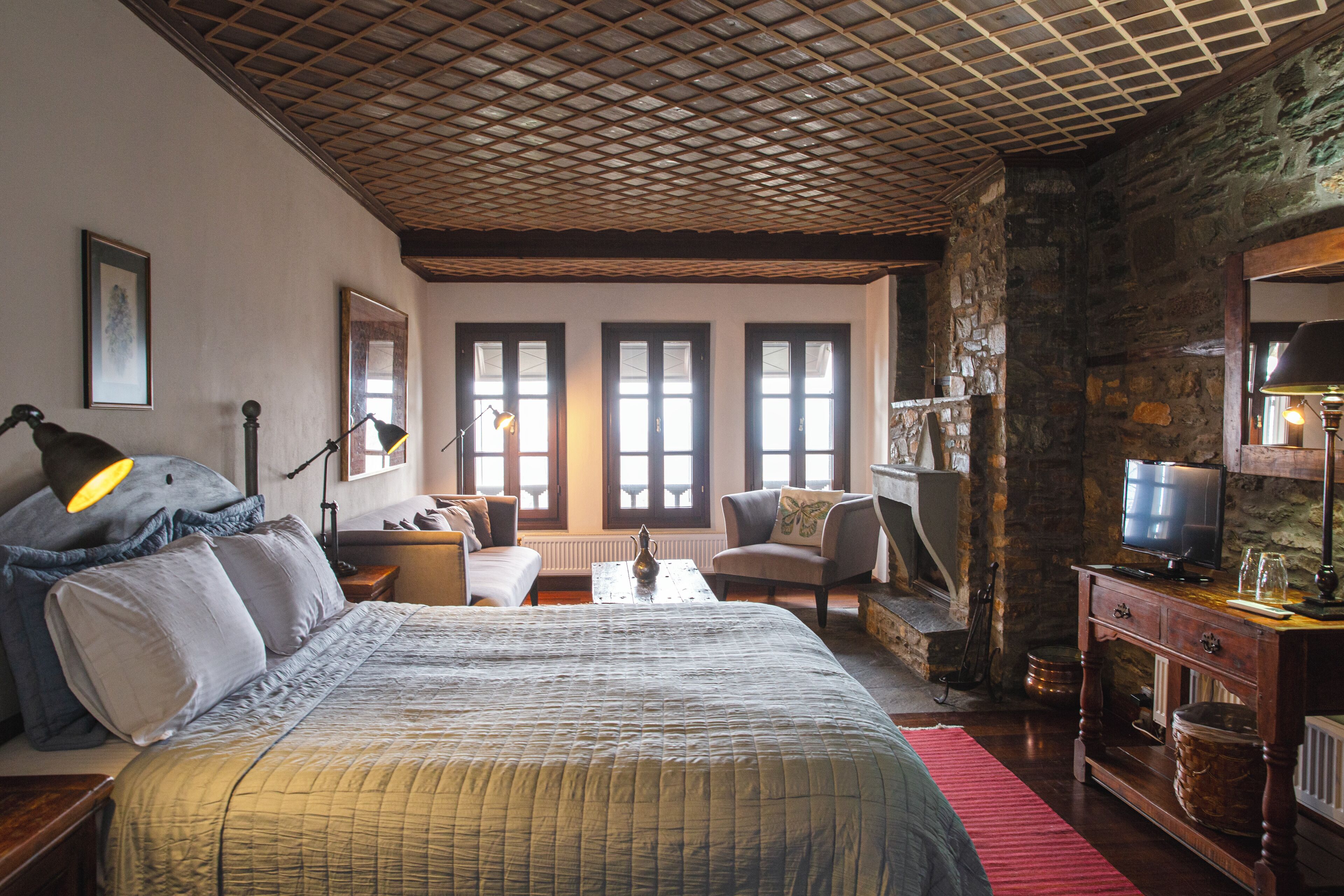 Studio suite, open haard | Luxe beddengoed, pillowtop-bedden, een kluis op de kamer