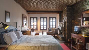 Studio Suite, Fireplace | Premium bedding, pillow-top beds, in-room safe, individually decorated