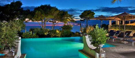 Piscine extérieure, parasols de plage, chaises longues