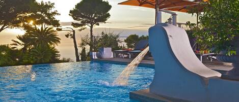 Piscina all'aperto, ombrelloni da piscina, lettini