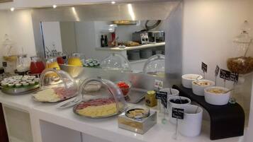 Se sirven almuerzos y cocina mediterránea (con vistas a la piscina)