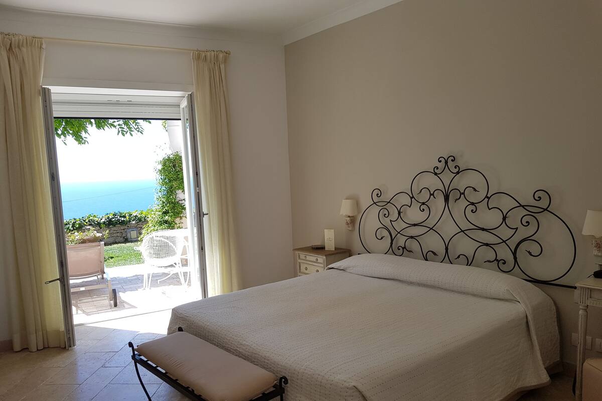 Frette Italian sheets, premium bedding, down duvets, Select Comfort beds