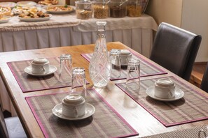 Frukostbuffé varje dag (EUR 6 per person)