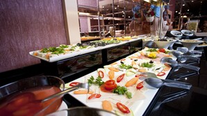 Se ofrece un desayuno bufé todos los días (por un coste adicional)