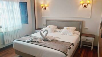 1 dormitorio, minibar, caja fuerte y escritorio