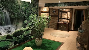 三溫暖烤箱、浴缸、按摩服務
