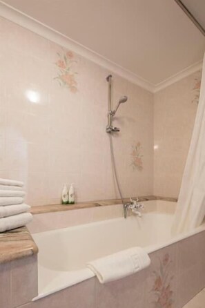 Combined shower/tub, rainfall showerhead, free toiletries, hair dryer - Bed & Breakfast Mamma Rosa (Positano)