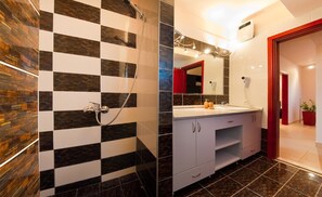 Separate tub and shower, deep soaking tub, hair dryer, towels - Spilia Bay Villas (Rhodes)