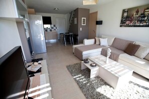 วิลล่า, 2 ห้องนอน | ห้องนั่งเล่น | ทีวีจอแบน 42 ซม. พร้อมช่องดาวเทียม, ทีวี, เตาผิง