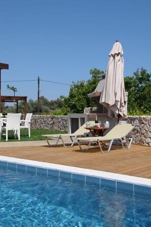 สระว่ายน้ำกลางแจ้ง, ร่มริมสระว่ายน้ำ, เก้าอี้อาบแดดริมสระ