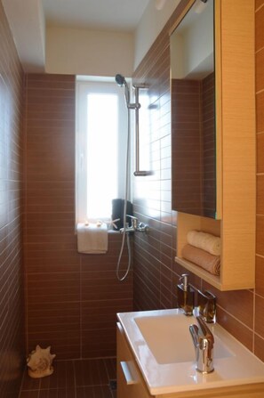 ฝักบัว, ของใช้ในห้องน้ำฟรี, ไดร์เป่าผม, เสื้อคลุมอาบน้ำ