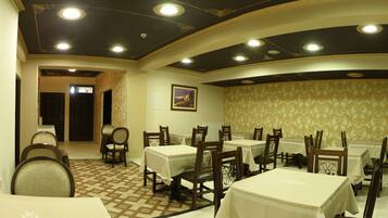 Daily continental breakfast (EUR 7.5 per person)