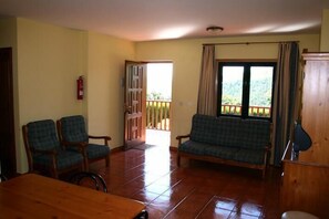 Standard Apartment, 2 Bedrooms, Balcony | Living room