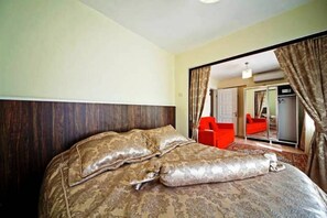 Family Room with Extra Bed | Minibar, coffres-forts dans les chambres, bureau, rideaux occultants