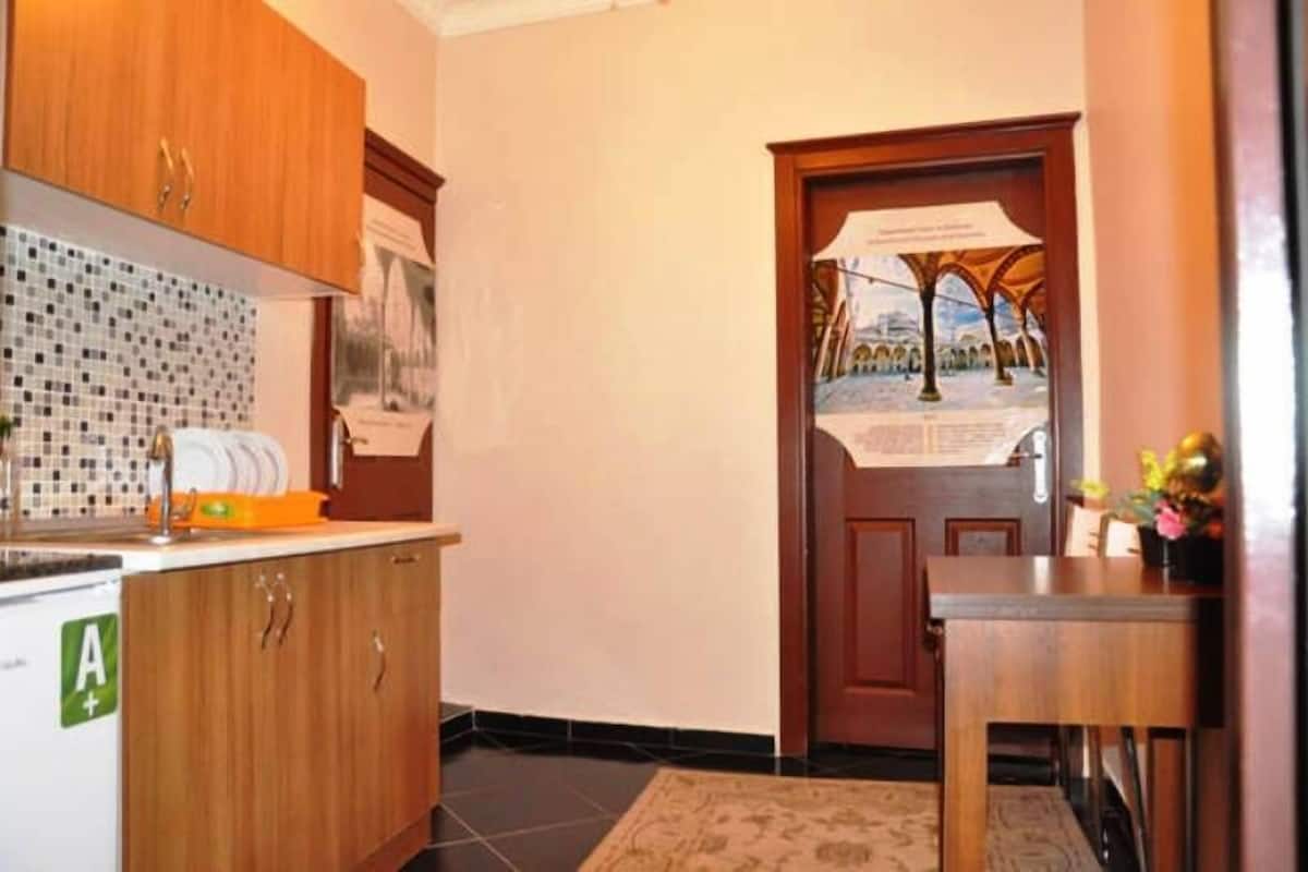 Family Room | Een minibar, een kluis op de kamer, een bureau, verduisterende gordijnen