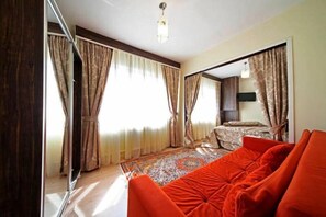 Family Room with Extra Bed | Minibar, coffres-forts dans les chambres, bureau, rideaux occultants