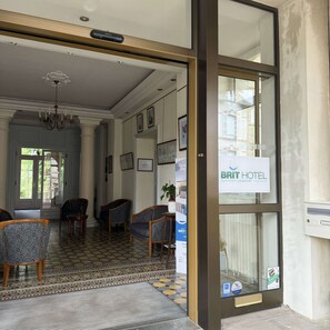 Lobby - BRIT HOTEL CONFORT BAGNOLES NORMANDIE (Bagnoles-de-l'Orne)