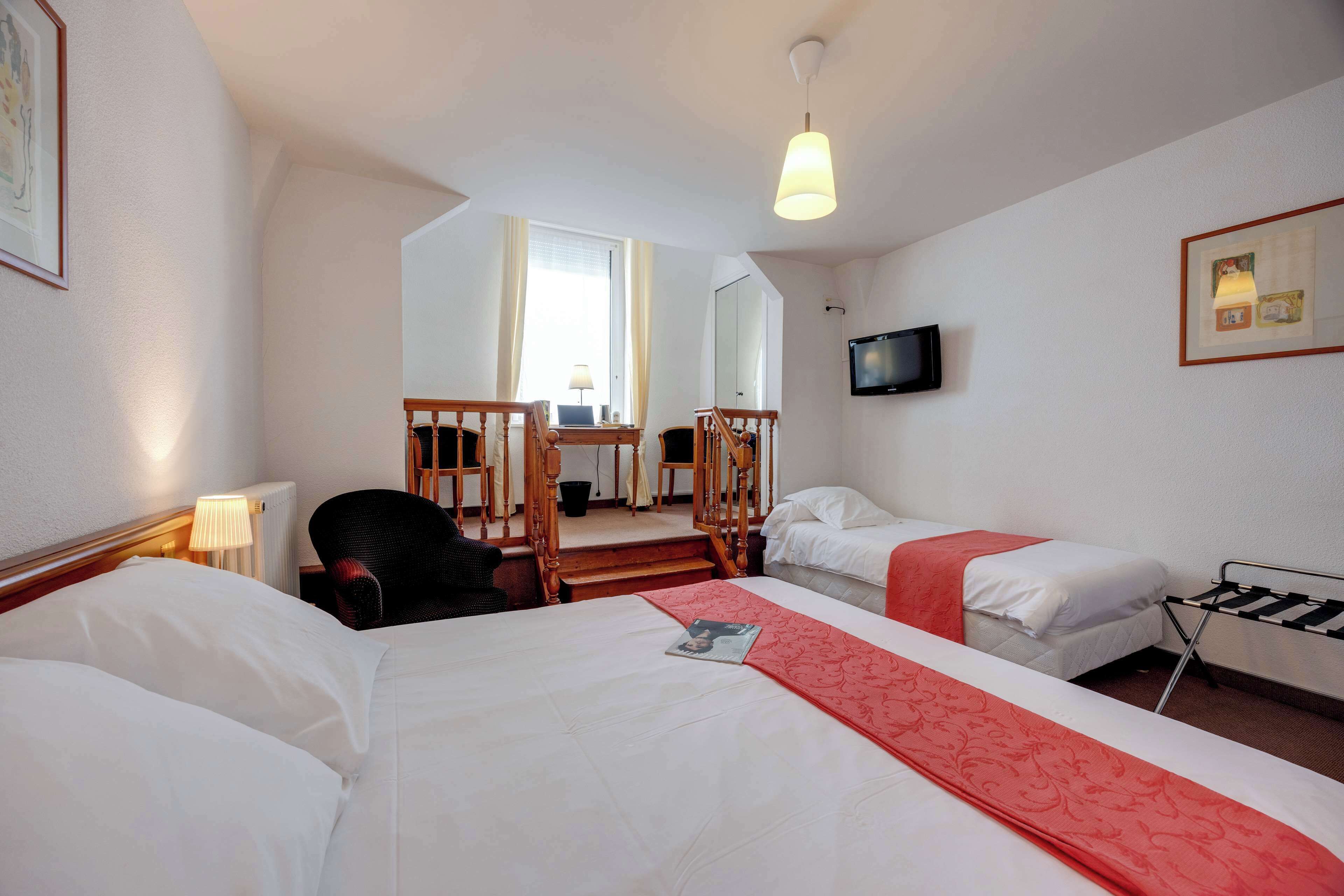 triple room | bathroom | free toiletries, hair dryer, towels