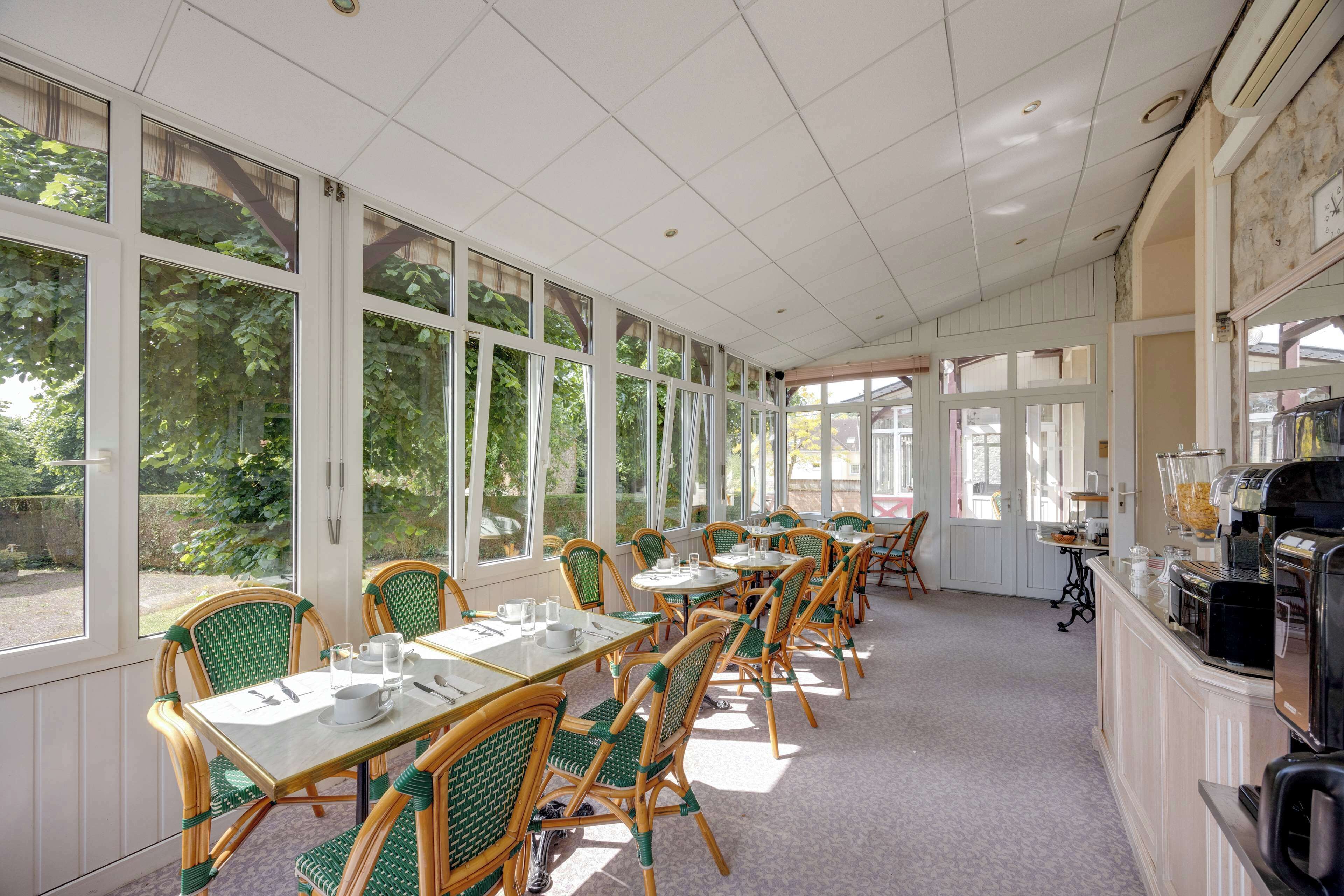 朝食 (ビュッフェ)、毎日提供 (1 名様 12 EUR)