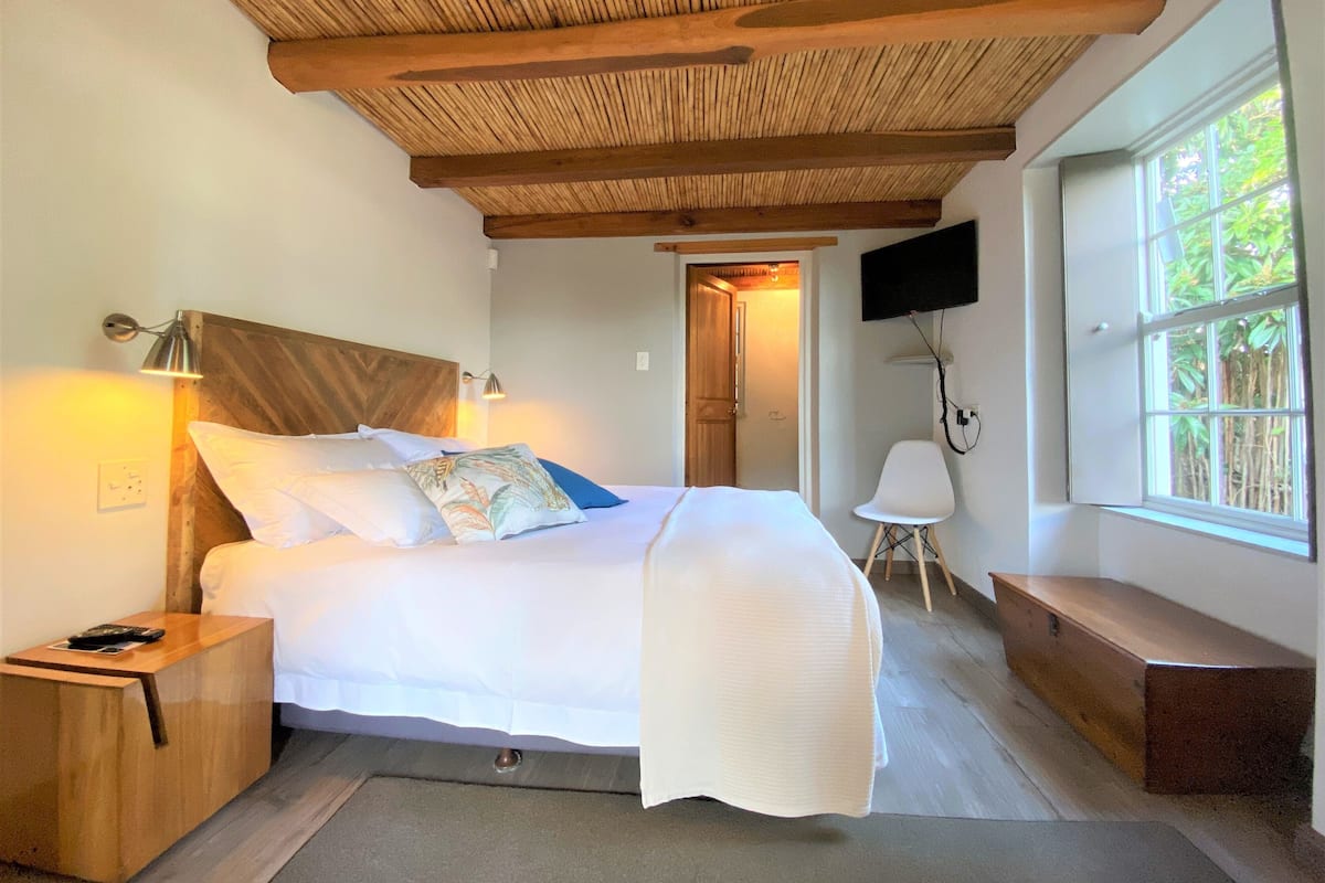 Standard Room, 1 Queen Bed (standard queen with shower ) | Minibar, in-room safe, free WiFi, bed sheets