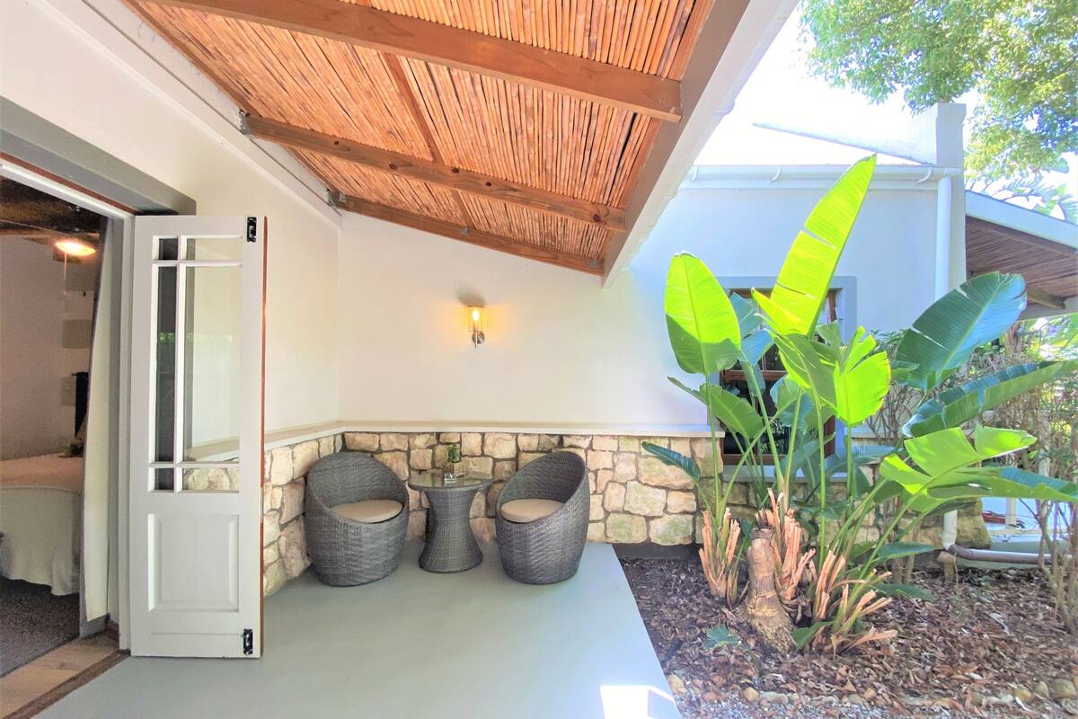 Rom – comfort (luxury twin or king with bath&shower) | Terrasse/patio