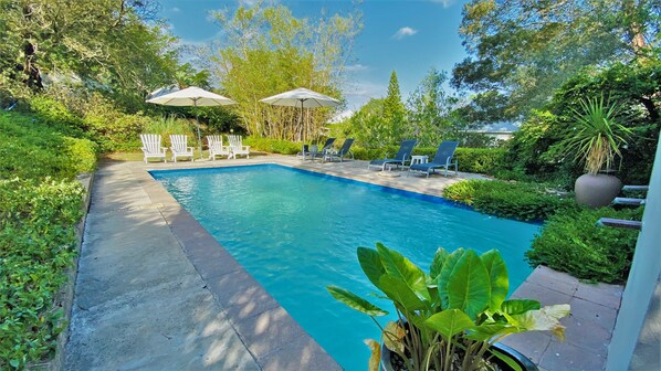 Piscine extérieure, parasols, chaises longues