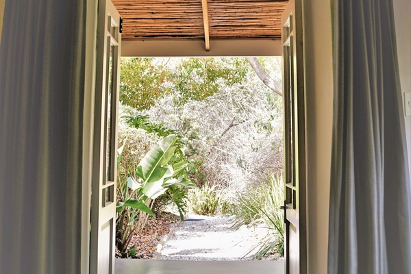 Comfort Room (luxury twin or king with bath&shower) | Garden view