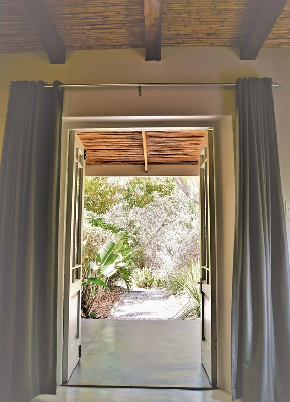 Habitación Confort (luxury twin or king with bath&shower) | Vista al jardín