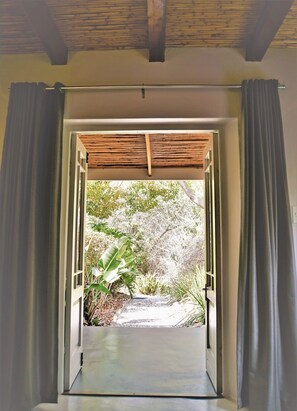 Comfort-Zimmer (luxury twin or king with bath&shower) | Blick auf den Garten