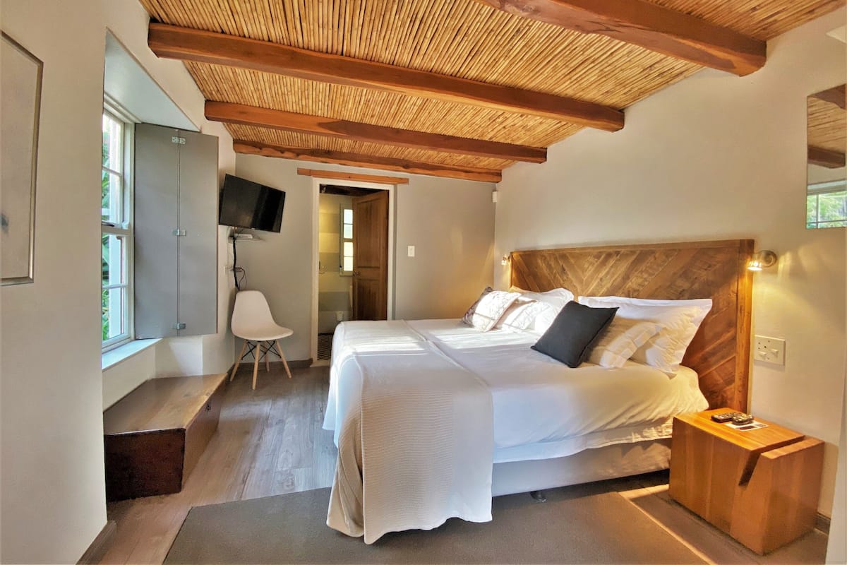 Standard Twin Room, 1 Bedroom (standard twin (or king) with shower ) | Minibar, in-room safe, free WiFi, bed sheets