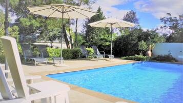 Kolam renang terbuka, payung kolam, kerusi lepak pantai