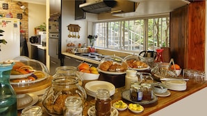 Breakfast buffet - Bluegum Hill Guesthouse & Apartments (Cape Town)