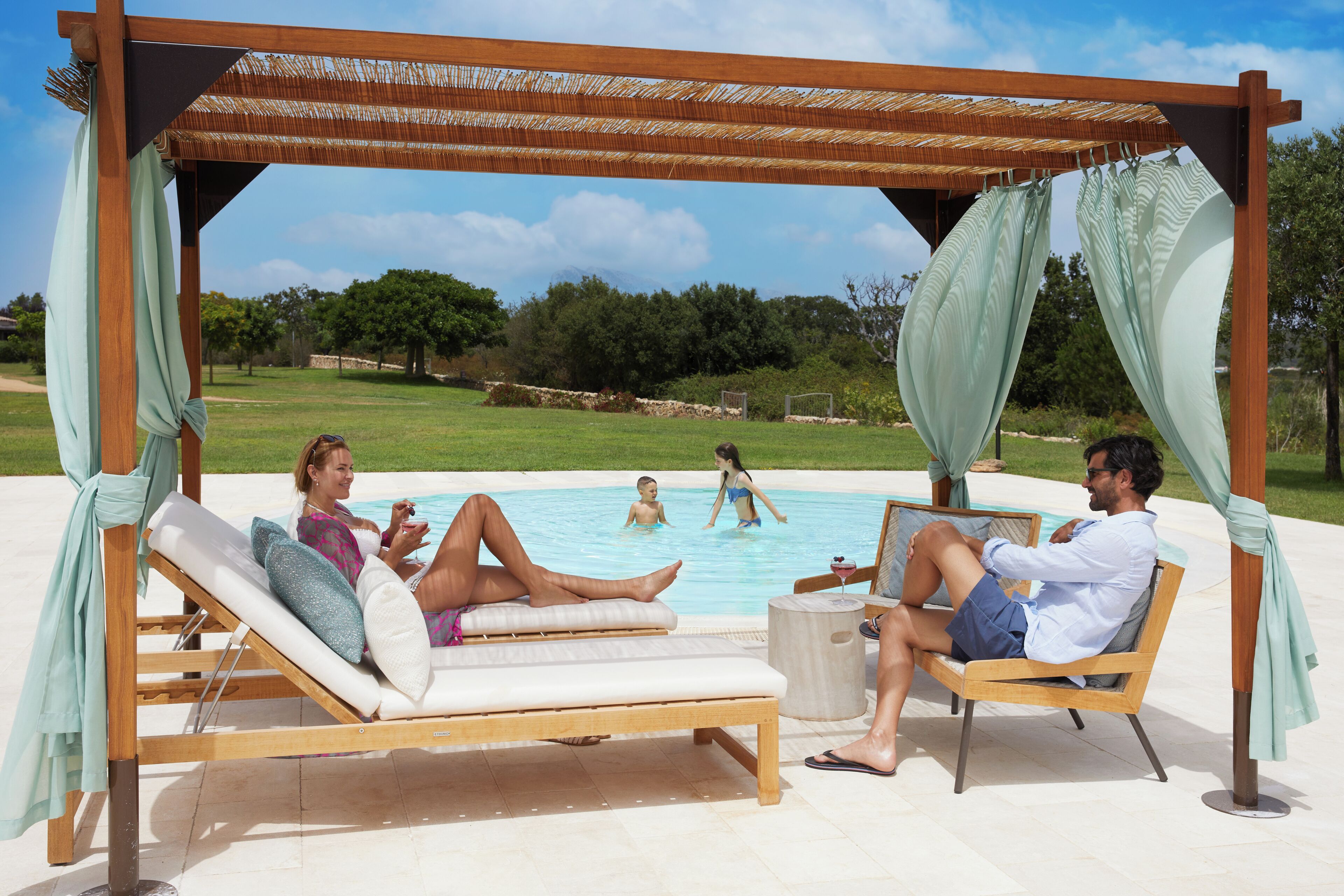 Piscine extérieure, parasols de plage, chaises longues