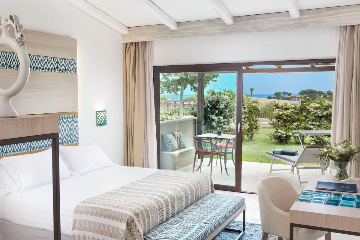 Una habitación de hotel con una cama, un escritorio y vistas al exterior.