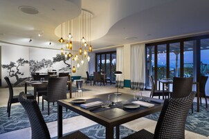 2 restaurantes; se sirve desayuno, almuerzo y cena; cocina italiana