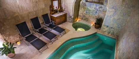 Bồn tắm spa trong nhà