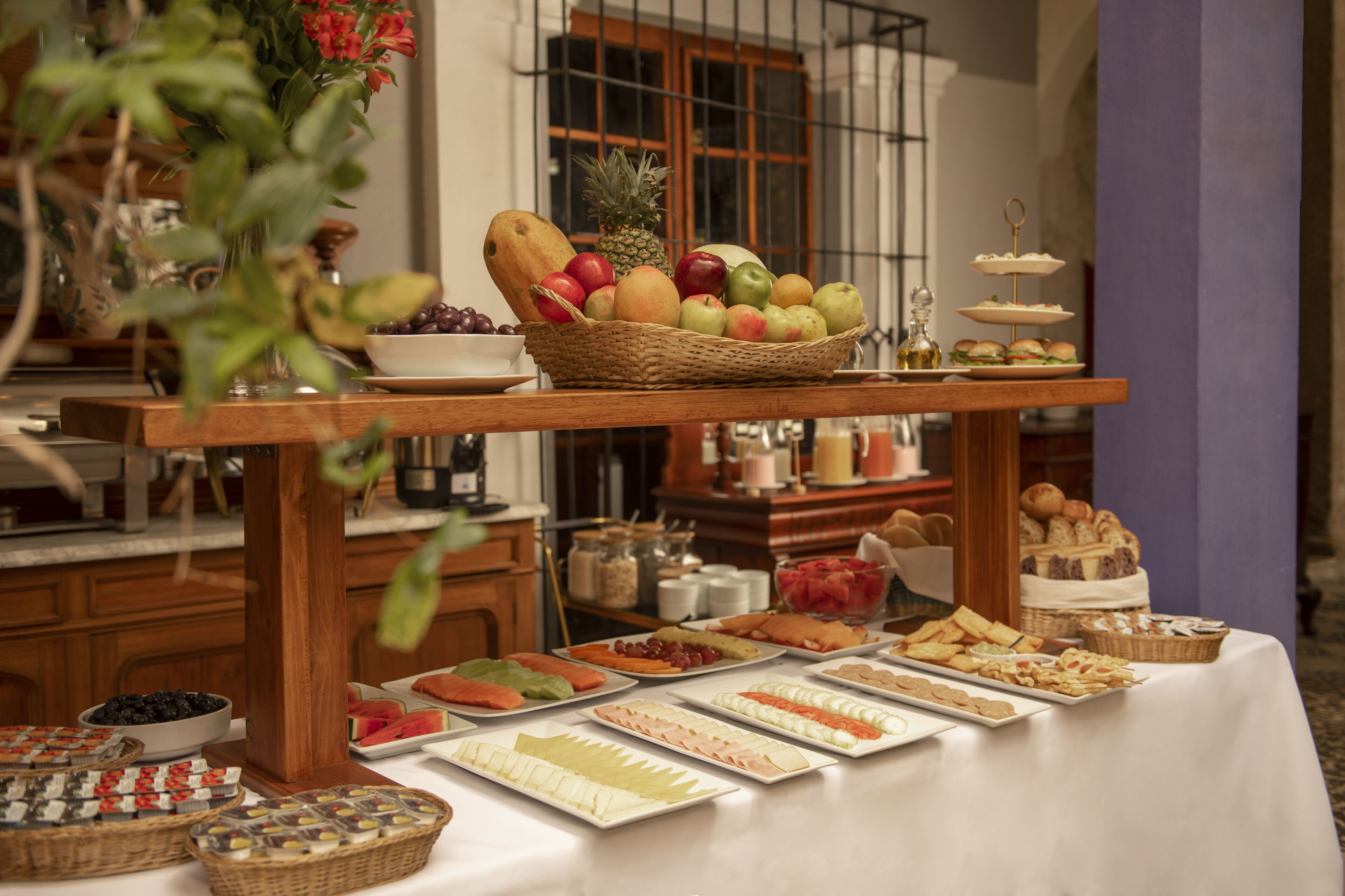 每日供应自助式早餐（每人 PEN 60）