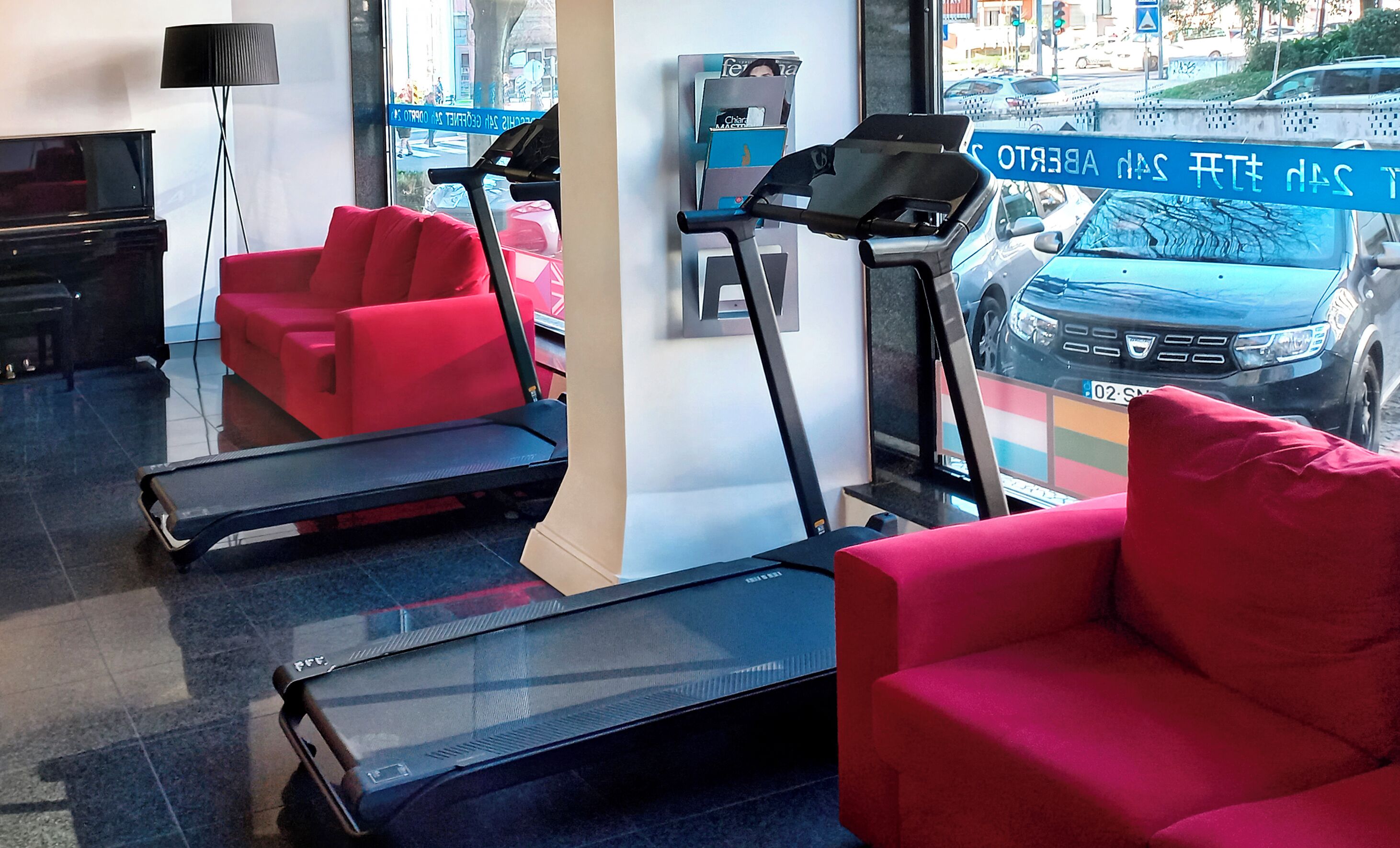 تلفزيون بشاشة مسطحة