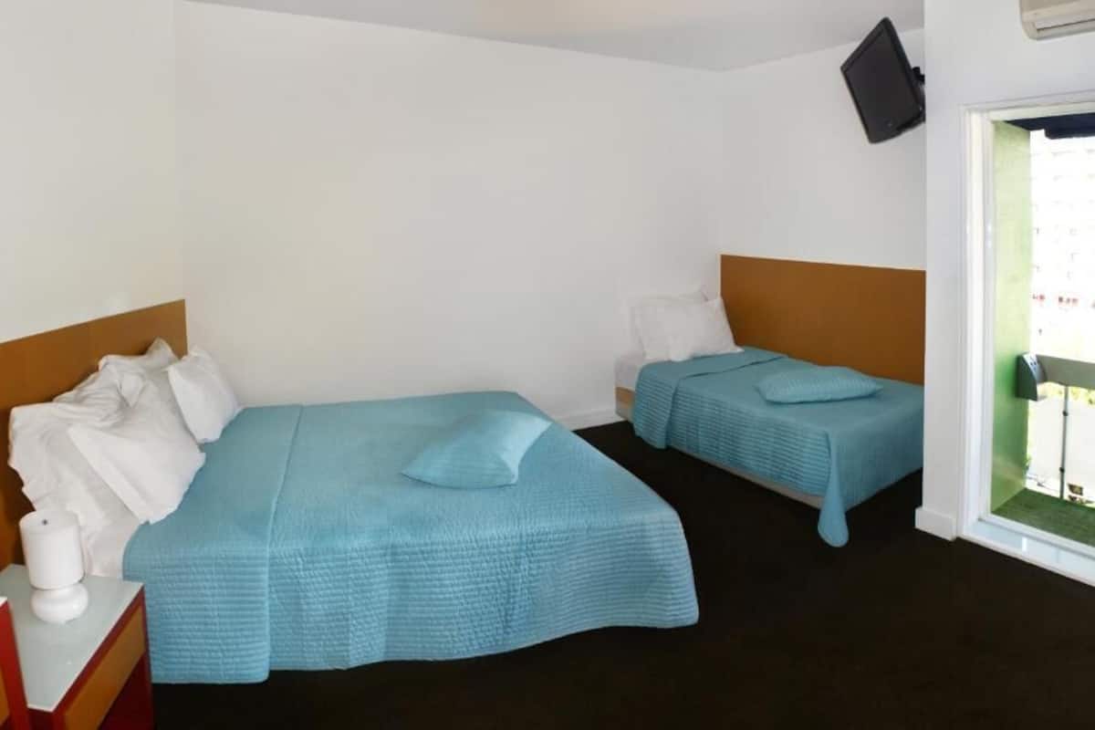 Design-Dreibettzimmer (with Double Bed) | Schreibtisch, Verdunkelungsvorhänge