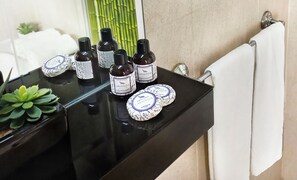 Design driepersoonskamer (with Double Bed) | Badkamer | Handdoeken