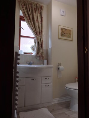 Double Room, Ensuite | Bathroom | Free toiletries