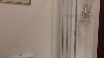 Double Room, Ensuite | Bathroom | Free toiletries
