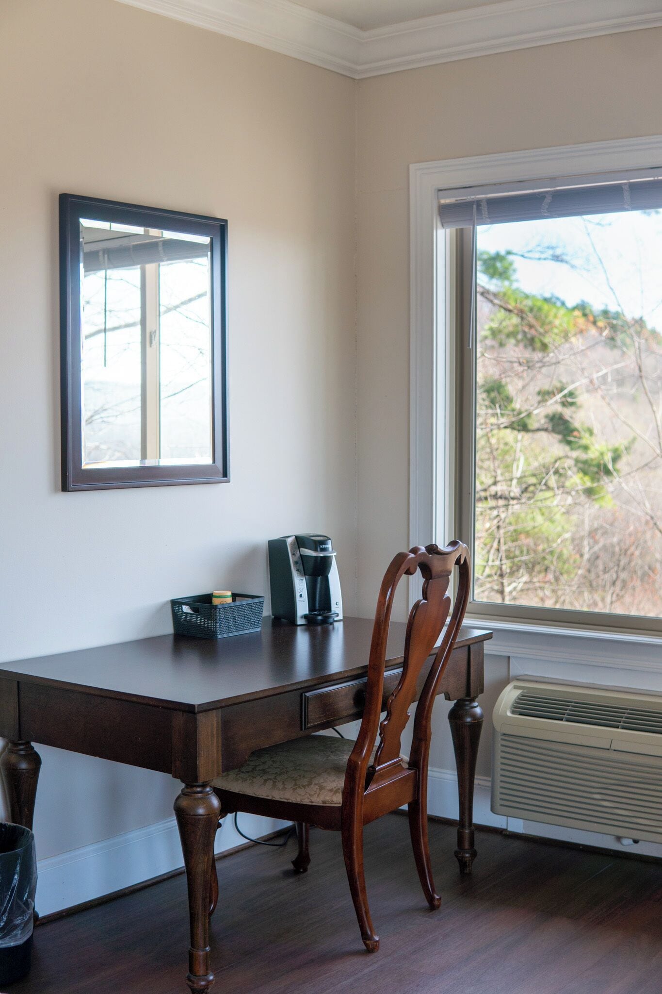 elite king | living area | tv