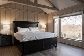 Suite | Desk, iron/ironing board, free WiFi, bed sheets