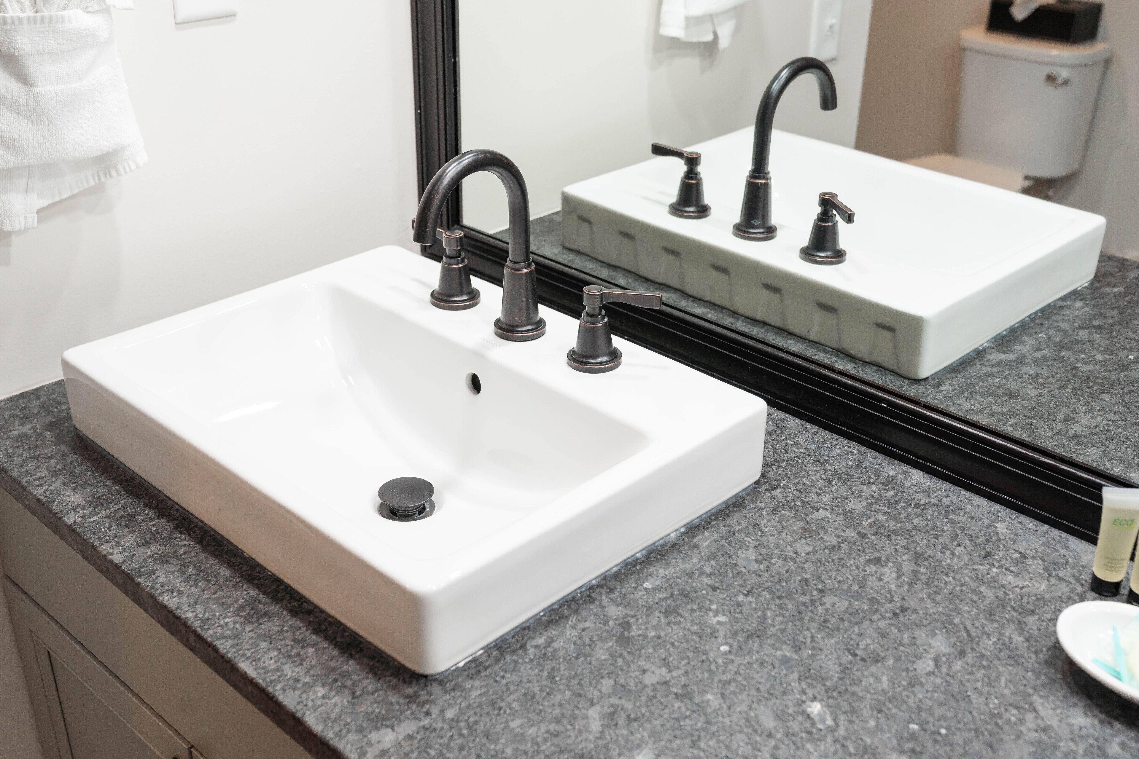 suite | bathroom | combined shower/bathtub, free toiletries, hair dryer, towels