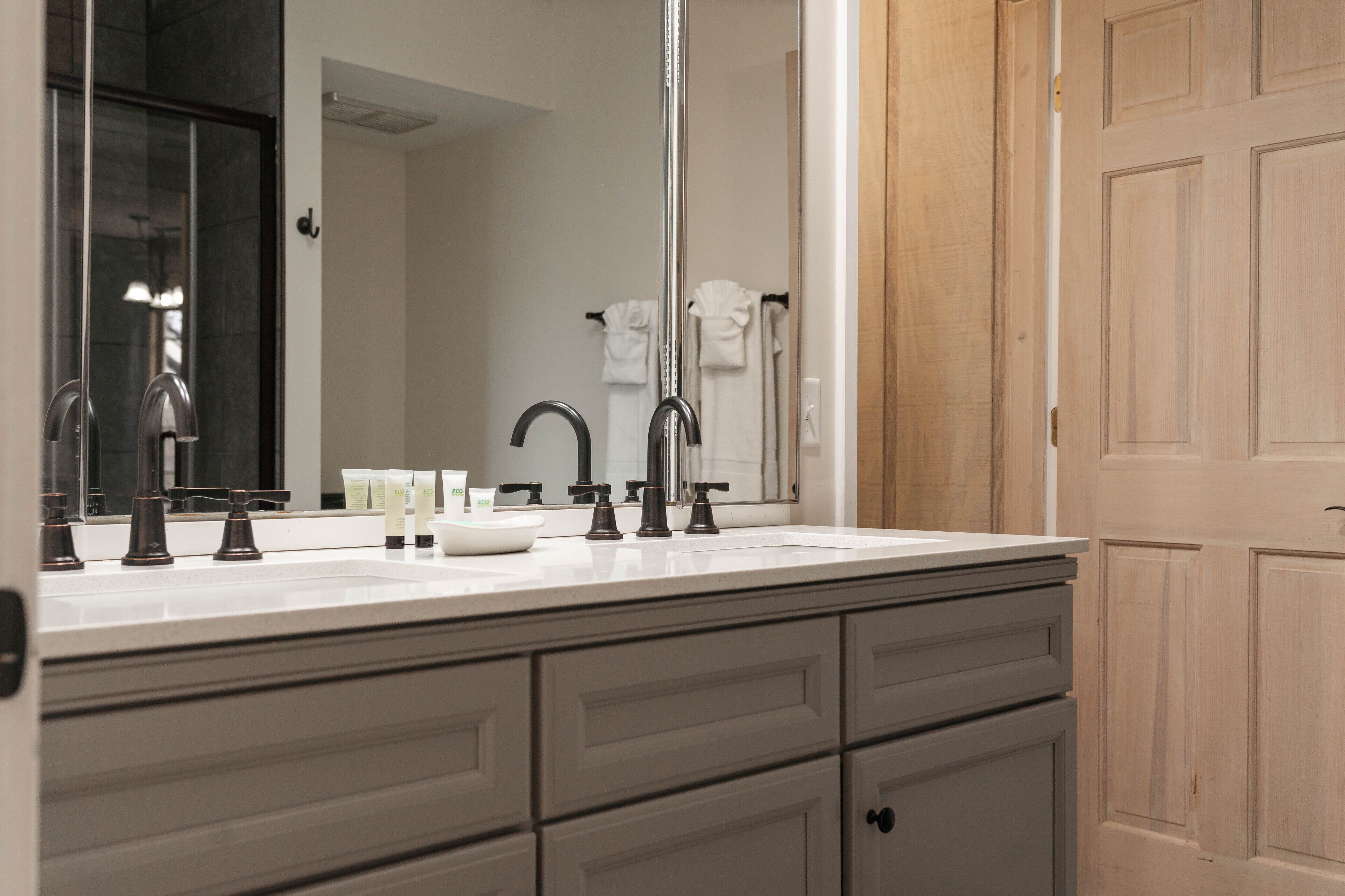 suite | bathroom | combined shower/bathtub, free toiletries, hair dryer, towels