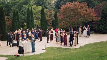 Location per matrimoni in giardino, con tavoli all'aperto e invitati.