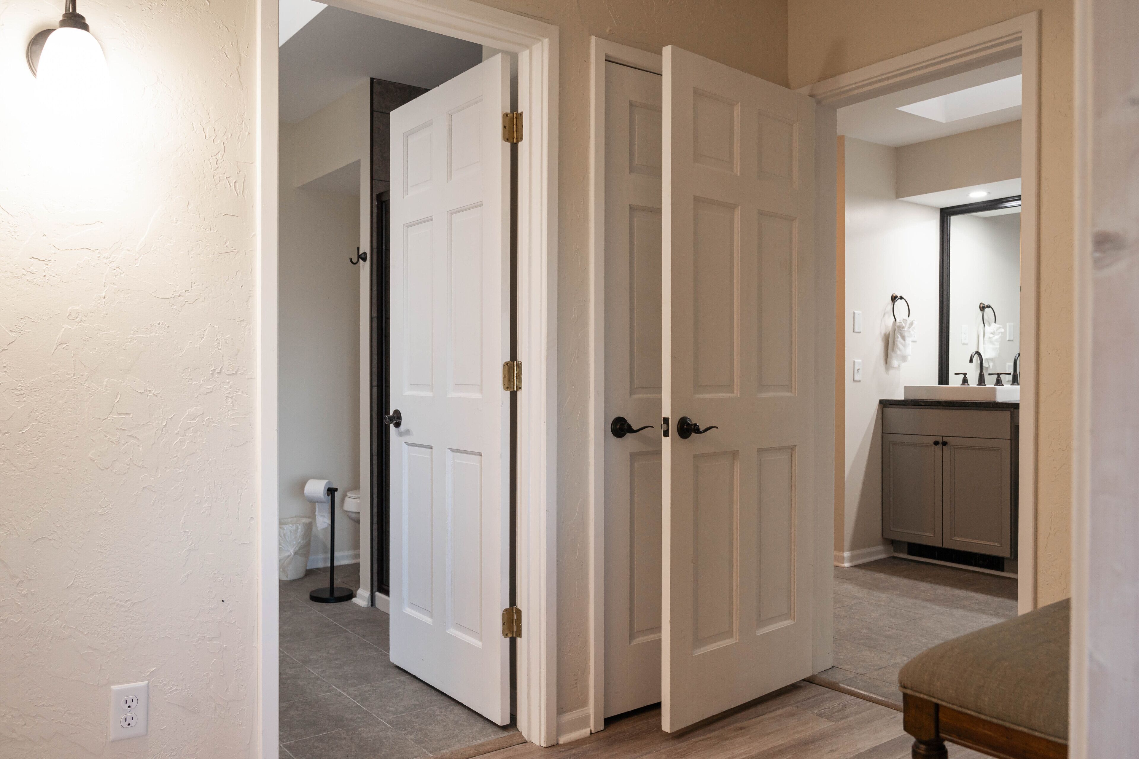 suite | bathroom | combined shower/bathtub, free toiletries, hair dryer, towels