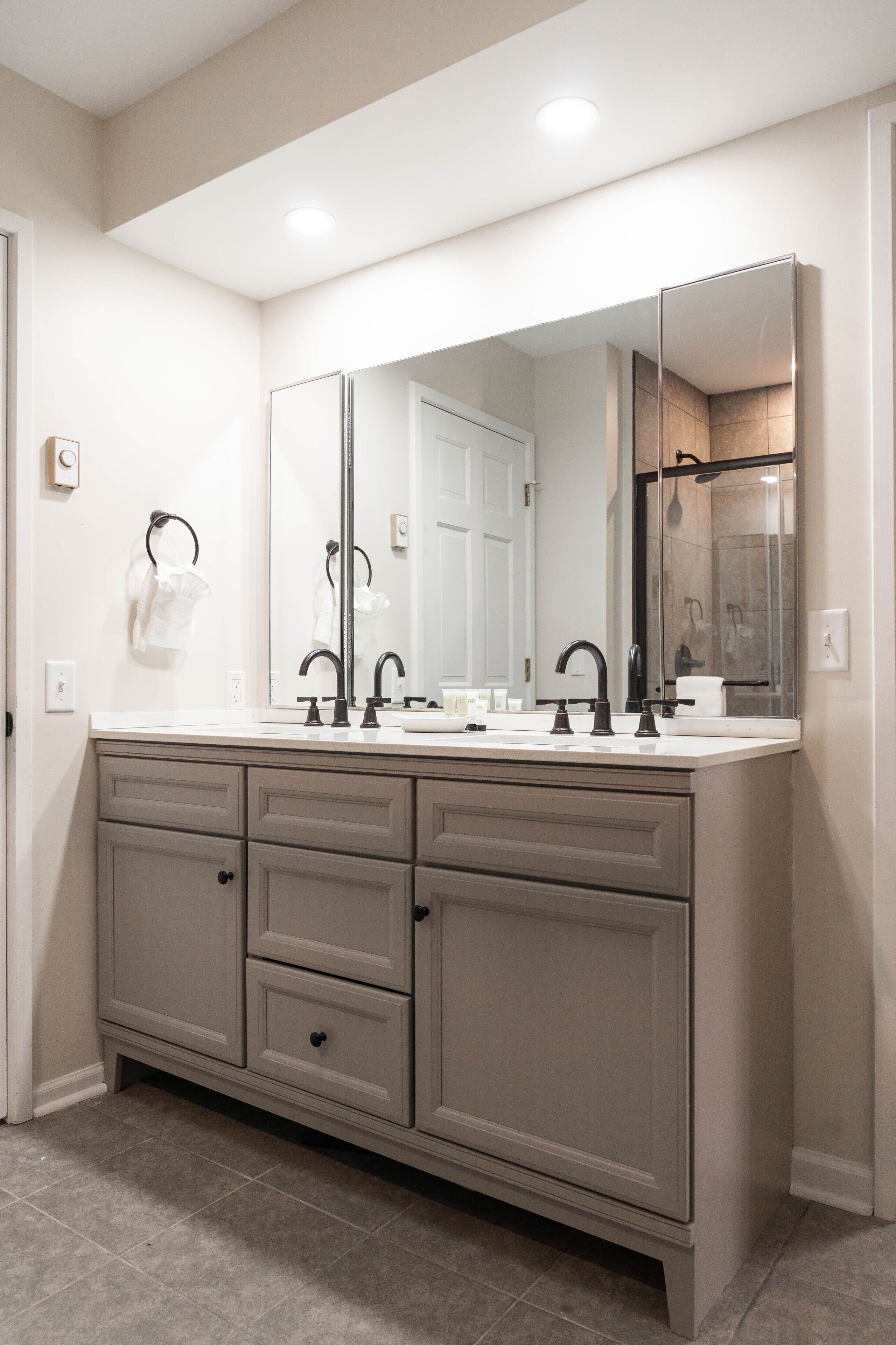 suite | bathroom | combined shower/bathtub, free toiletries, hair dryer, towels